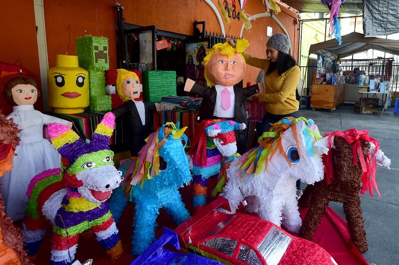 galleries/2016/07/06/donald-trump-pinatas-are-yuge/160706-trump-pinatas-03_ca2uhf