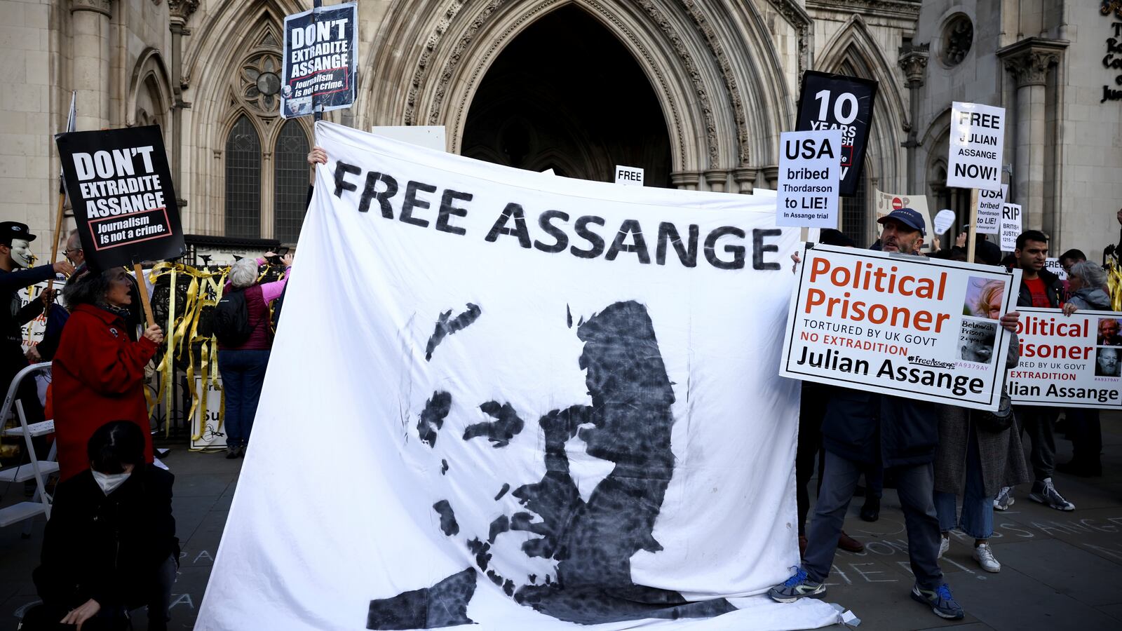 2021-10-28T093622Z_1644004359_RC2XIQ9SF3X2_RTRMADP_3_BRITAIN-USA-ASSANGE_dt7eua
