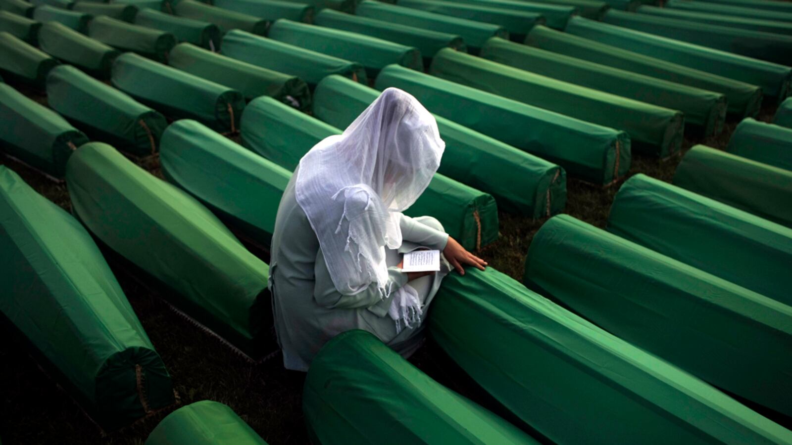 articles/2011/07/13/the-fatal-toast-before-the-srebrenica-massacre/srebrenica-visser03_m9os3q