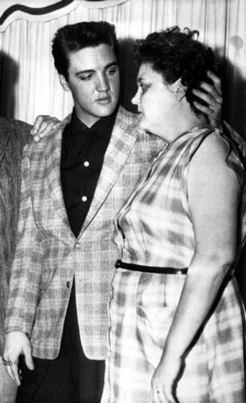 galleries/2010/05/06/celebrity-momma-s-boys/mamas-boys---presley_cynhtt