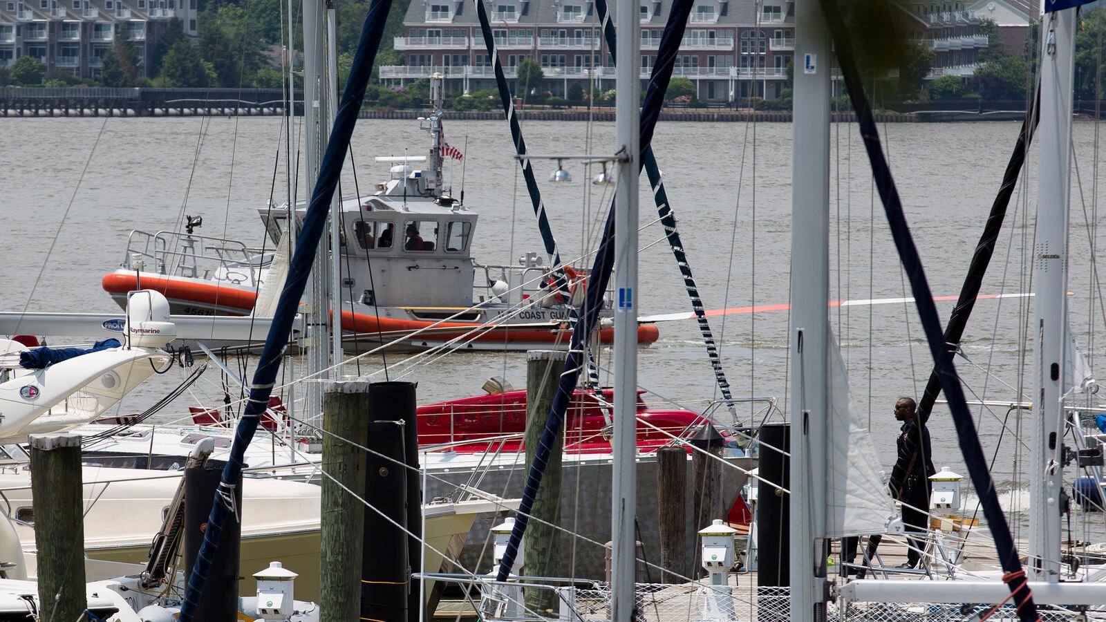 cheats/2013/06/30/helicopter-lands-in-nyc-s-hudson-river/130630-husdon-helicopter-cheat_qyiova