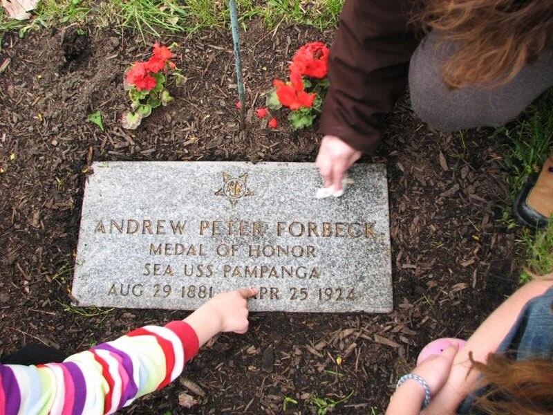 articles/2012/08/14/partner-congressional-medal-of-honor-foundation/hero-congressional-marker_kodixt