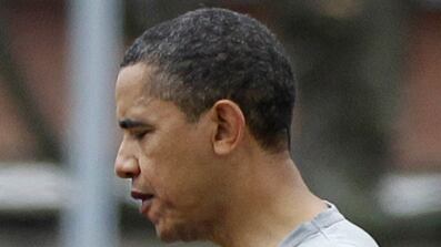 cheats/2010/11/26/obama-elbowed-in-basketball-game/obama-hurt_xftgk2