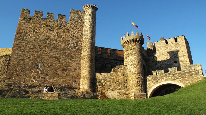 180621-Kemper-Spain-fairy-tale-castle-05_t9l3ba