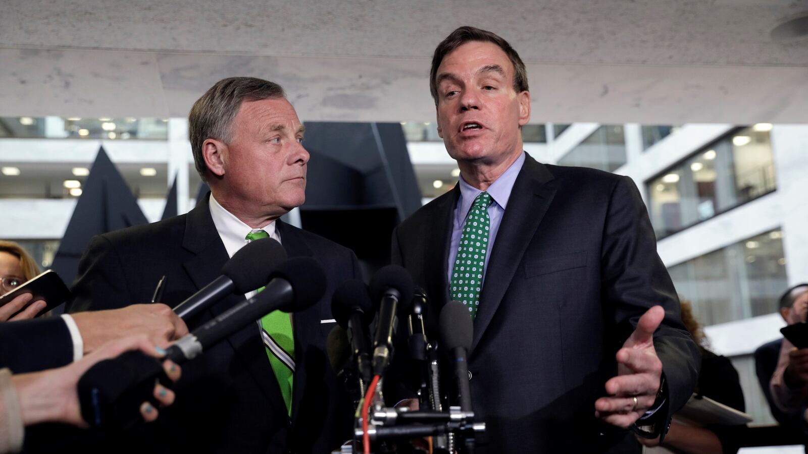 170523-senate-intel-flynn-cheat_qkjkxp