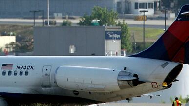 cheats/2011/05/28/4-injured-in-fiery-delta-landing/delta-jet-fire_tqwdmb