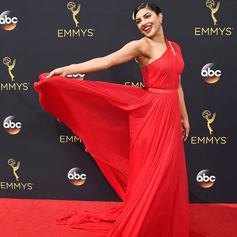 galleries/2016/09/18/how-to-win-the-emmys-red-carpet-starring-claire-danes-niecy-nash-and-emilia-clarke/160918-68-Annual-Emmy-Gallery-12_fuy03h