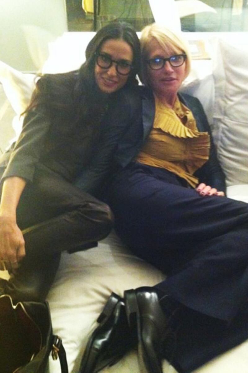 galleries/2011/11/20/rob-pattinson-regis-philbin-and-more-celebrity-twitter-pictures-photos/celeb-twit-pics-gal-demi_kjhnaz