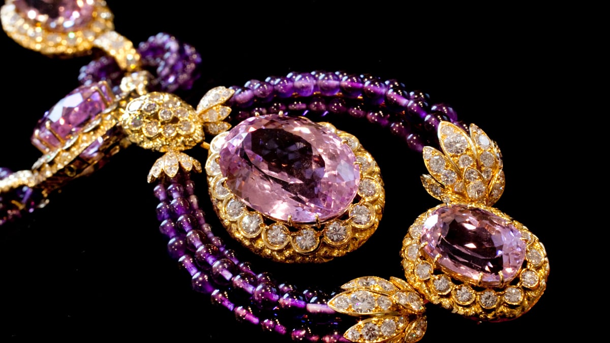 cheats/2011/09/07/elizabeth-taylor-s-jewelry-for-sale/liz-taylor-jewelry-auction-cheat_yz5asv