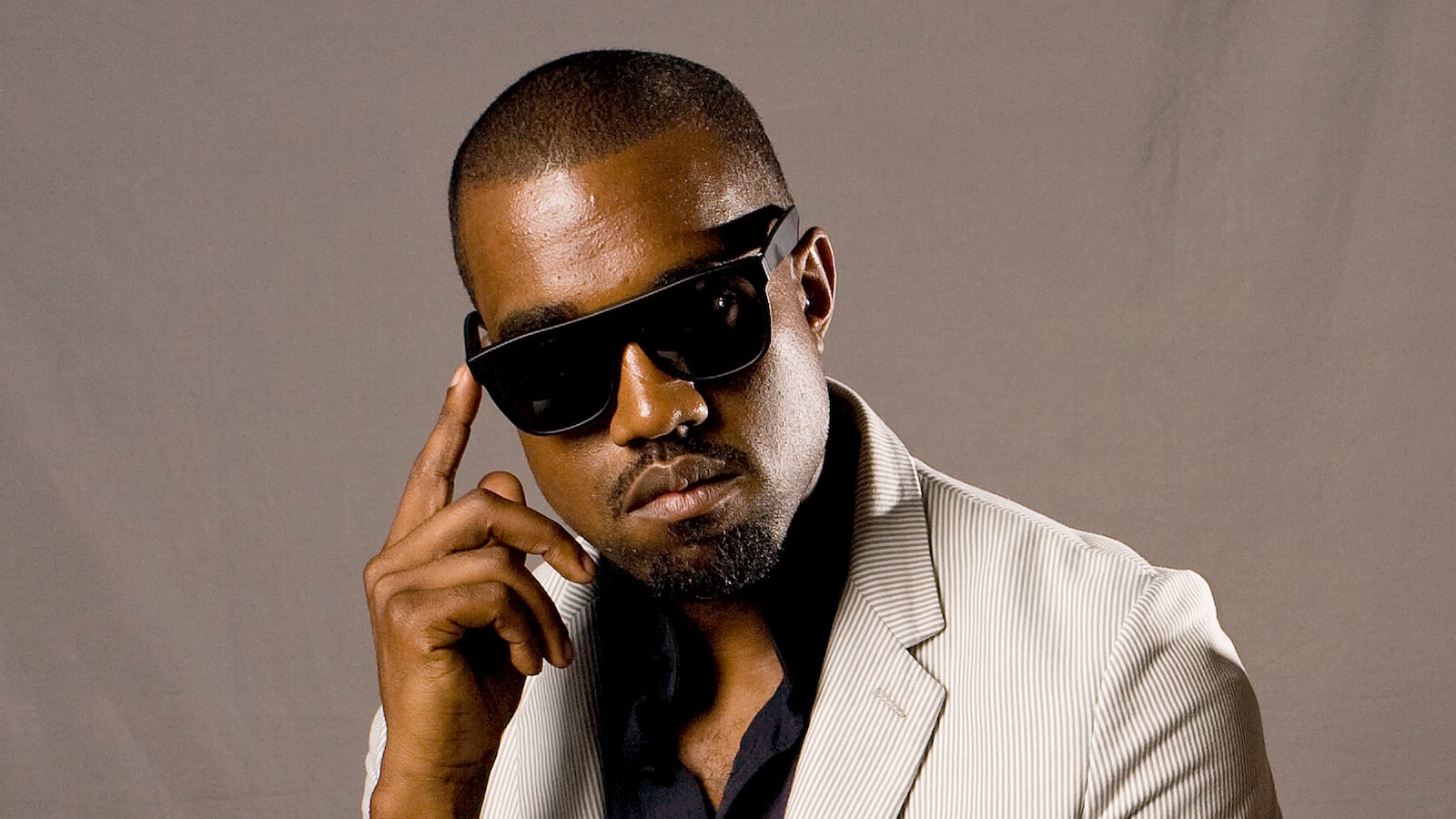 cheats/2014/07/05/kanye-booed-at-london-wireless-festival/140620-kanye-obama-cheat_xcy80j