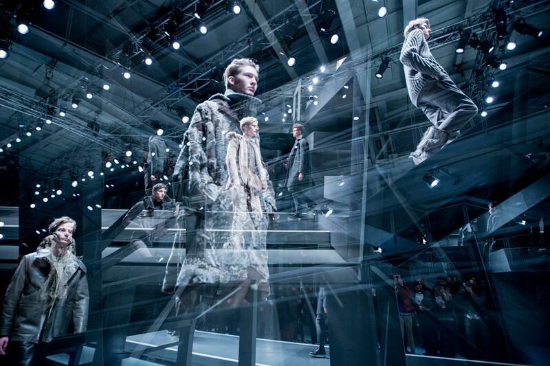 galleries/2013/01/16/backstage-at-men-s-fashion-week-in-milan-2013-photos/milan-mens-backstage-wrap8_gddpjk