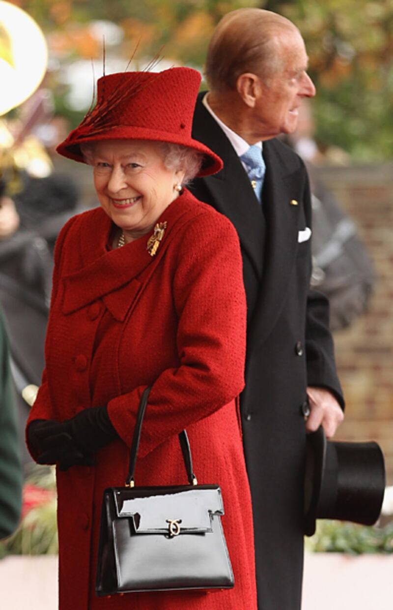 galleries/2011/12/19/margaret-thatcher-hillary-clinton-and-other-famous-handbag-owners-photos/powerful-handbags-queen-elizabeth_r3qa4j