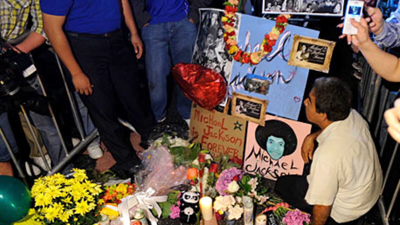 cheats/2009/06/26/michael-jackson-1958-2009/michael-jackson-mourners_eztukk