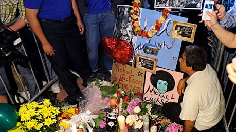 cheats/2009/06/26/michael-jackson-1958-2009/michael-jackson-mourners_eztukk