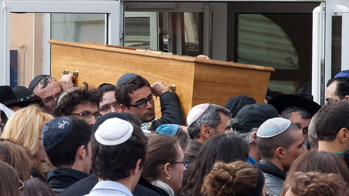 articles/2012/03/20/french-police-mount-a-massive-manhunt-for-the-killer-of-3-children-and-a-teacher/france-school-shooting-manhunt_zpdgsy