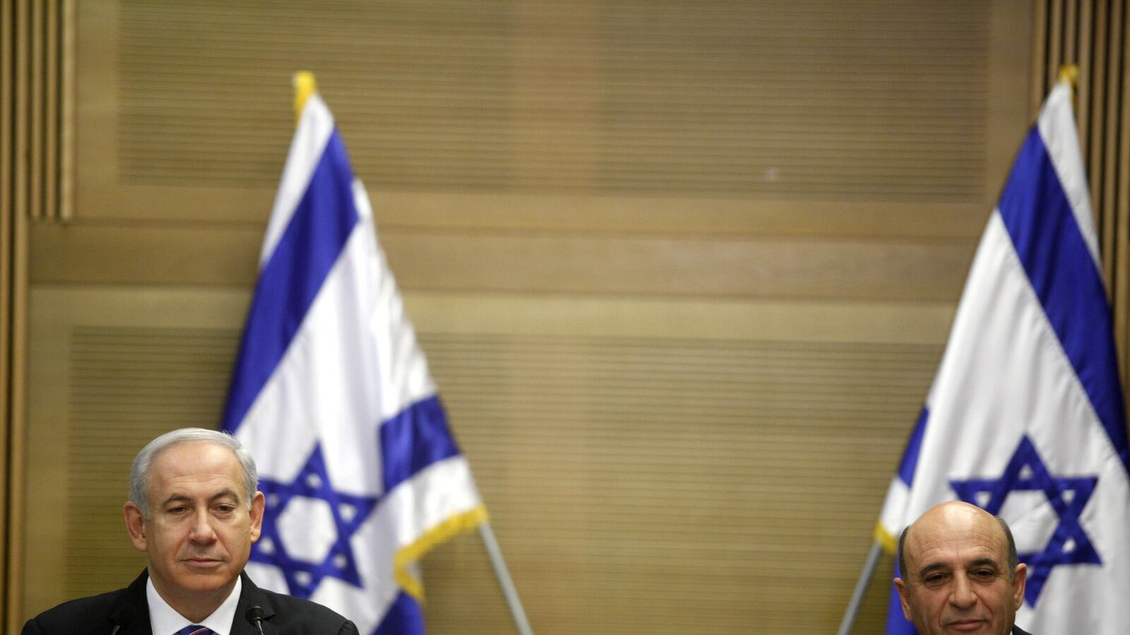 articles/2012/07/17/mofaz-takes-his-trucks-and-goes-home/144021497_jtoerq