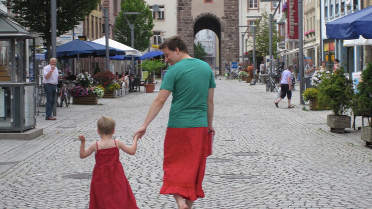 articles/2012/10/04/meet-the-dad-who-wears-skirts/german-father-cross-dressing-son-park-tease_znwzkz
