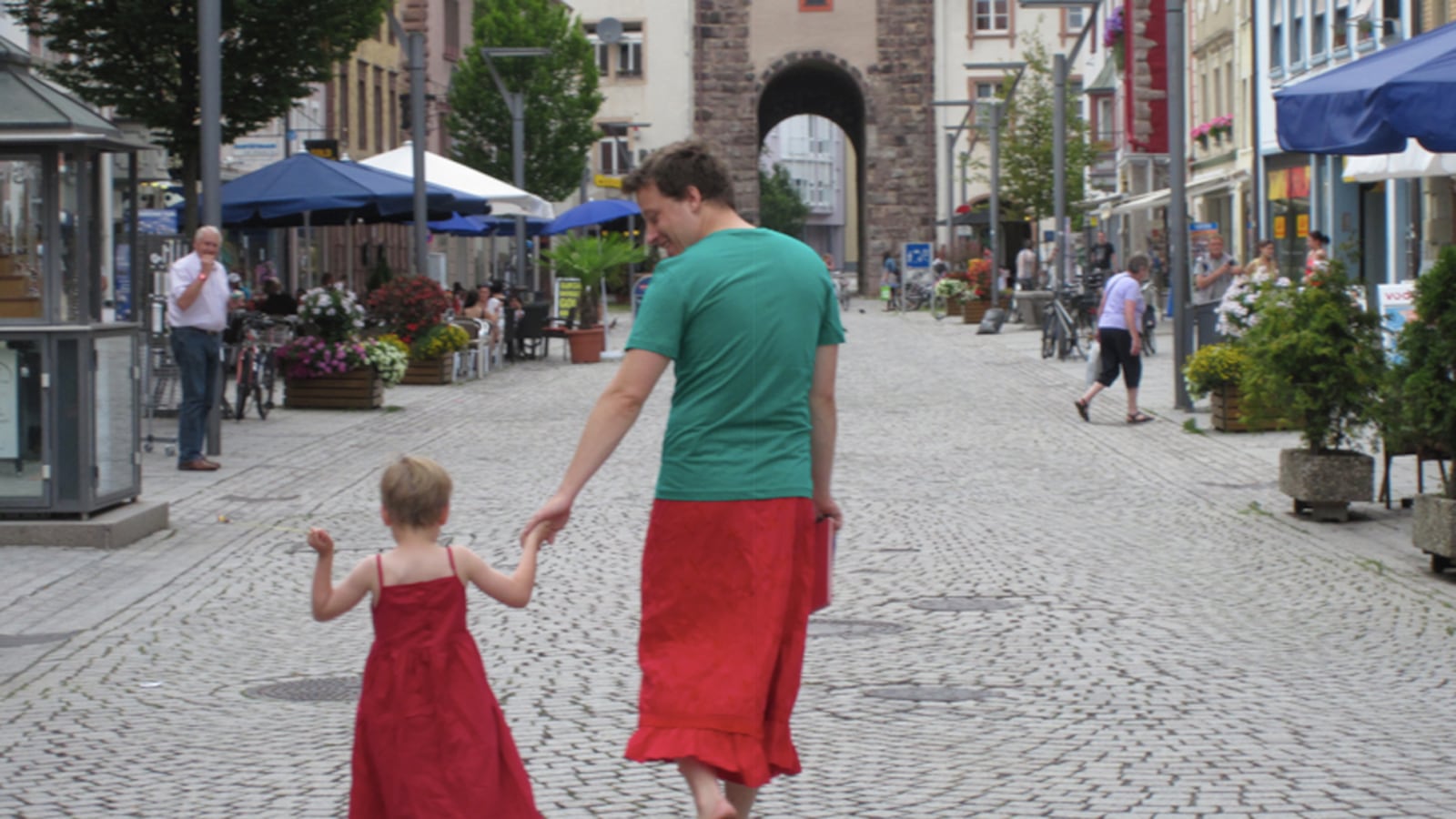 articles/2012/10/04/meet-the-dad-who-wears-skirts/german-father-cross-dressing-son-park-tease_znwzkz