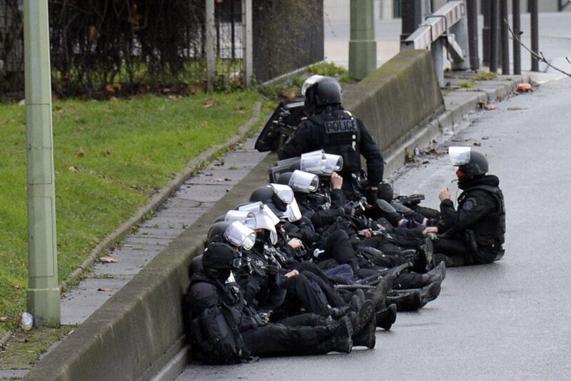 galleries/2015/01/09/scenes-from-france-s-hostage-standoffs-photos/150109-france-hostage8_bjyhzg
