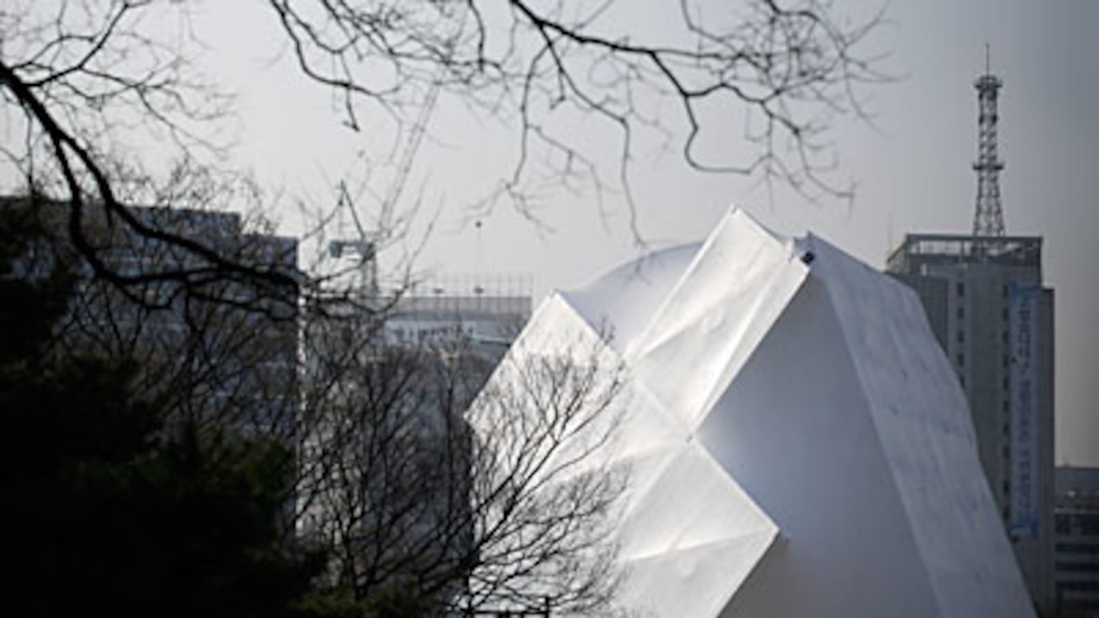 articles/2009/06/29/pradas-theater-of-the-future/prada-transformer---gallery-launch_fyl3qm