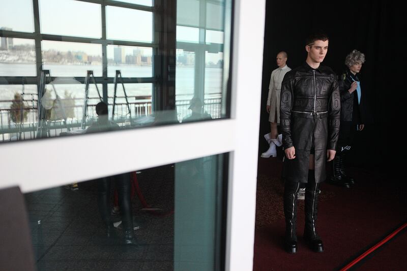 galleries/2014/02/10/backstage-at-hood-by-air-new-york-fashion-week-2014-photos/gal-hoodbyair-10_tlbaz3