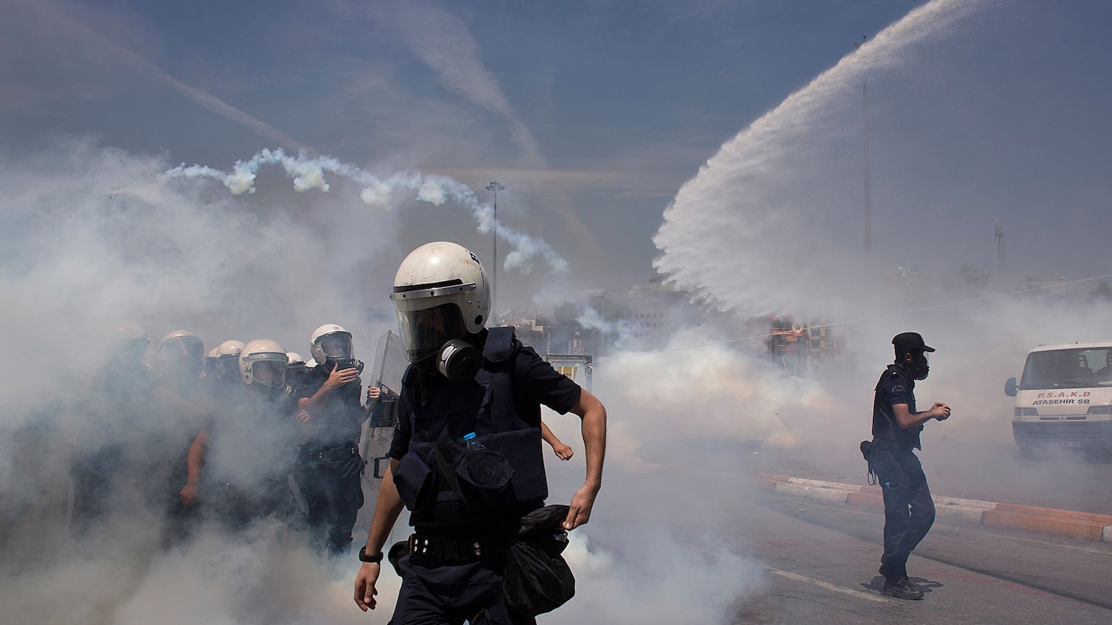 articles/2013/06/11/police-storm-istanbul-s-taksim-square/130611-taksim-giglio-tease_xkepil