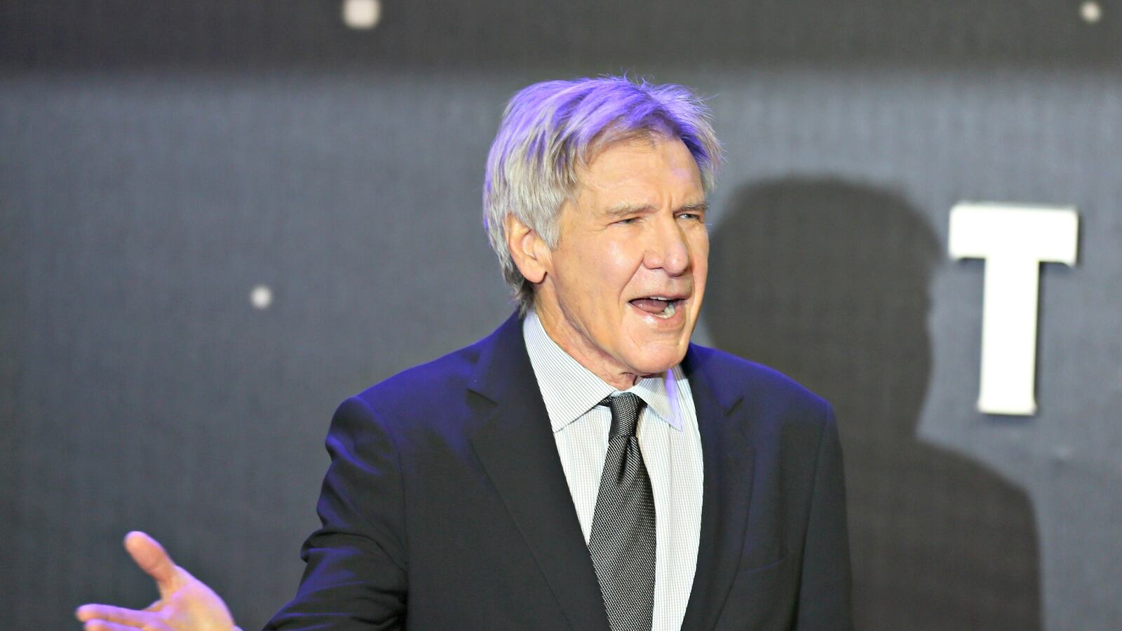 cheats/2017/02/22/video-harrison-ford-s-near-crash-landing/170222-harrison-ford-plane-cheat_ekem1a