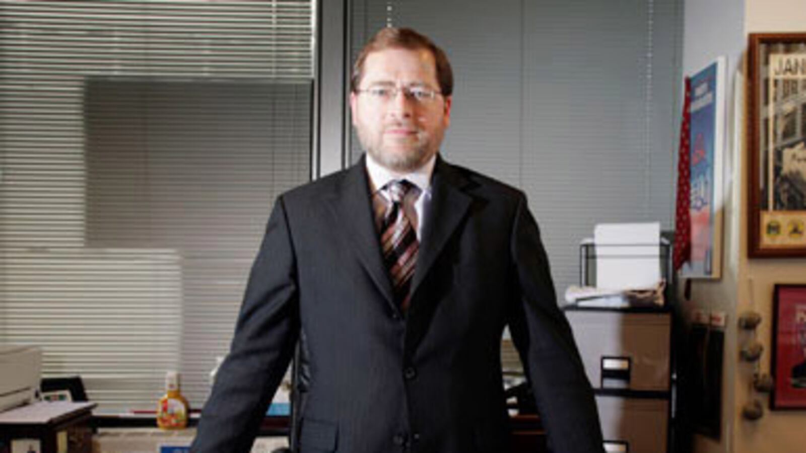 articles/2010/12/10/grover-norquist-the-one-man-who-can-sink-obamas-bipartisan-tax-plans/sarlin-norquist-1_146447_fx3stv