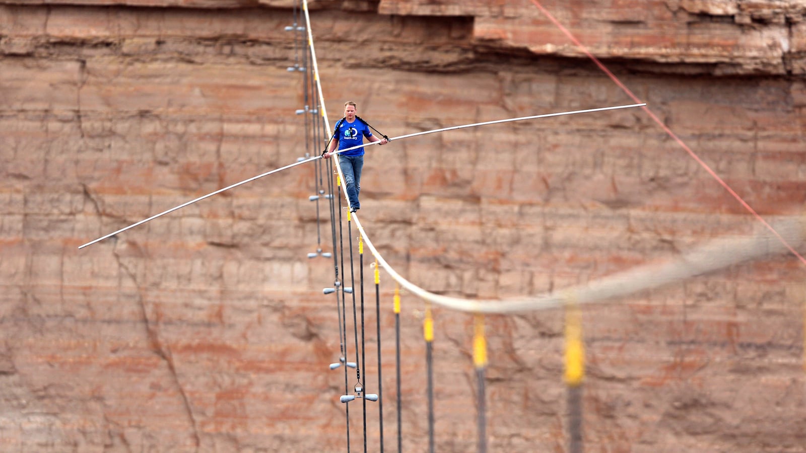 cheats/2013/06/24/nik-wallenda-completes-tightrope-walk/130624-wallenda-canyon-cheat_dzg8gm