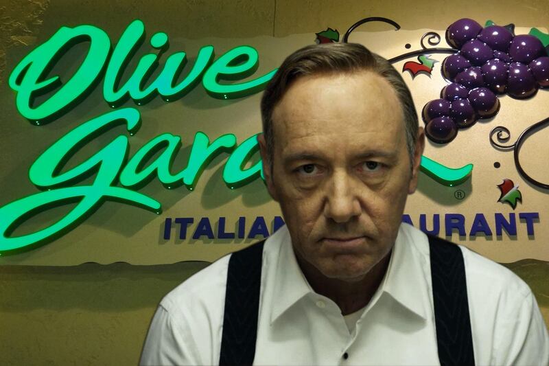 articles/2014/02/23/frank-underwood-will-not-tolerate-insubordination-in-this-olive-garden/140221-williams-brown-olive-garden-tease_i73me5