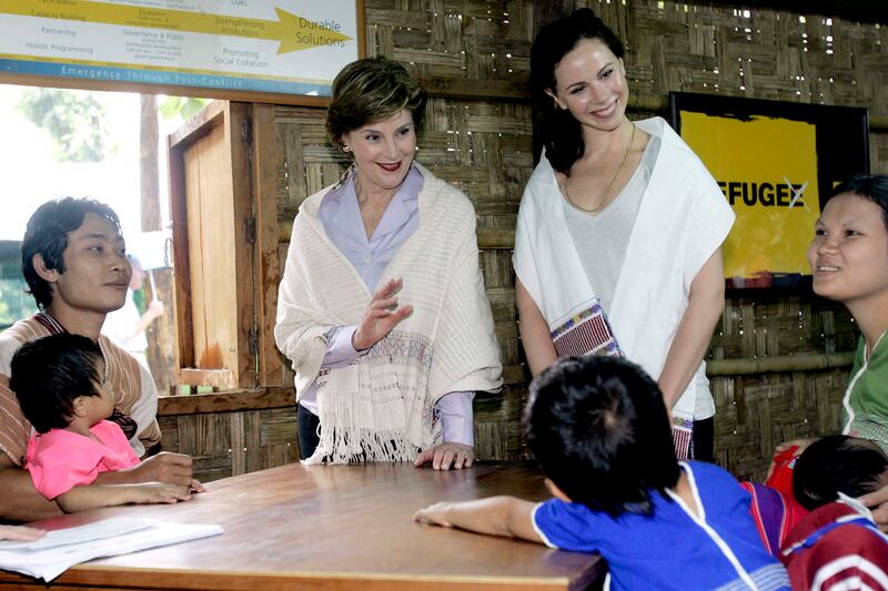 galleries/2011/06/25/first-ladies-go-abroad/bush-thailand-burma_hvolby