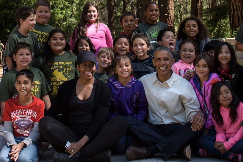 galleries/2016/06/20/obamas-travel-to-yosemite-to-help-park-service-celebrate-centennial/160620-obama-yosemite5_naahrh