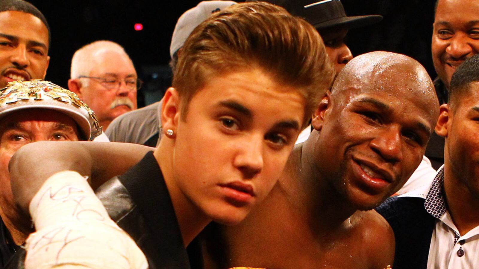 cheats/2012/05/07/biebs-mayweather-is-misunderstood/bieber-mayweather-cheat_ripnom