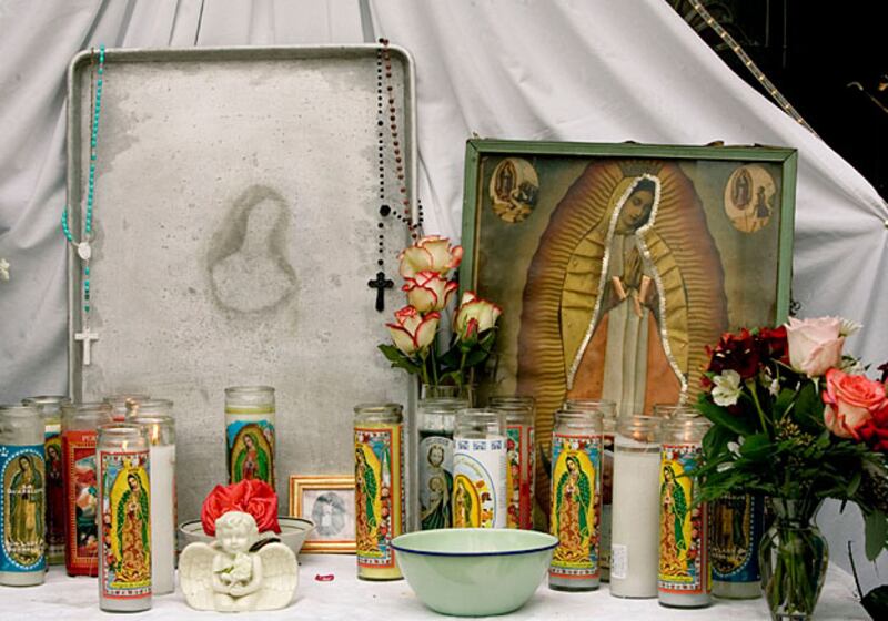 galleries/2009/11/30/father-son-and-the-holy-toast/religious-sightings-12_hgkxmj