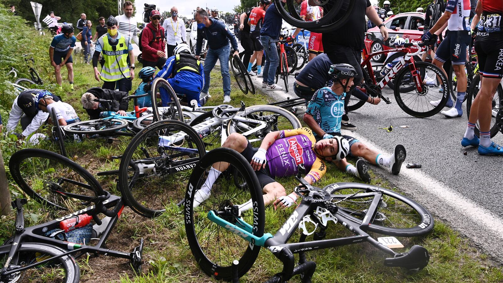 2021-06-26T182455Z_1507268601_UP1EH6Q192JD7_RTRMADP_3_CYCLING-FRANCE_ewg5m5