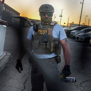 An Immigration and Customs Enforcement (ICE) agent holds a pepper spray canister outside of Delaney Hall detention center, after a Salvadoran immigrant, Edwin Lopez-Cornejo, who was being held inside died on Saturday, in Newark, New Jersey, U.S., August 3, 2026.   REUTERS/Ryan Murphy REFILE - CORRECTING SURNAME FROM "LOPEZ-CONEJO" TO "LOPEZ-CORNEJO".