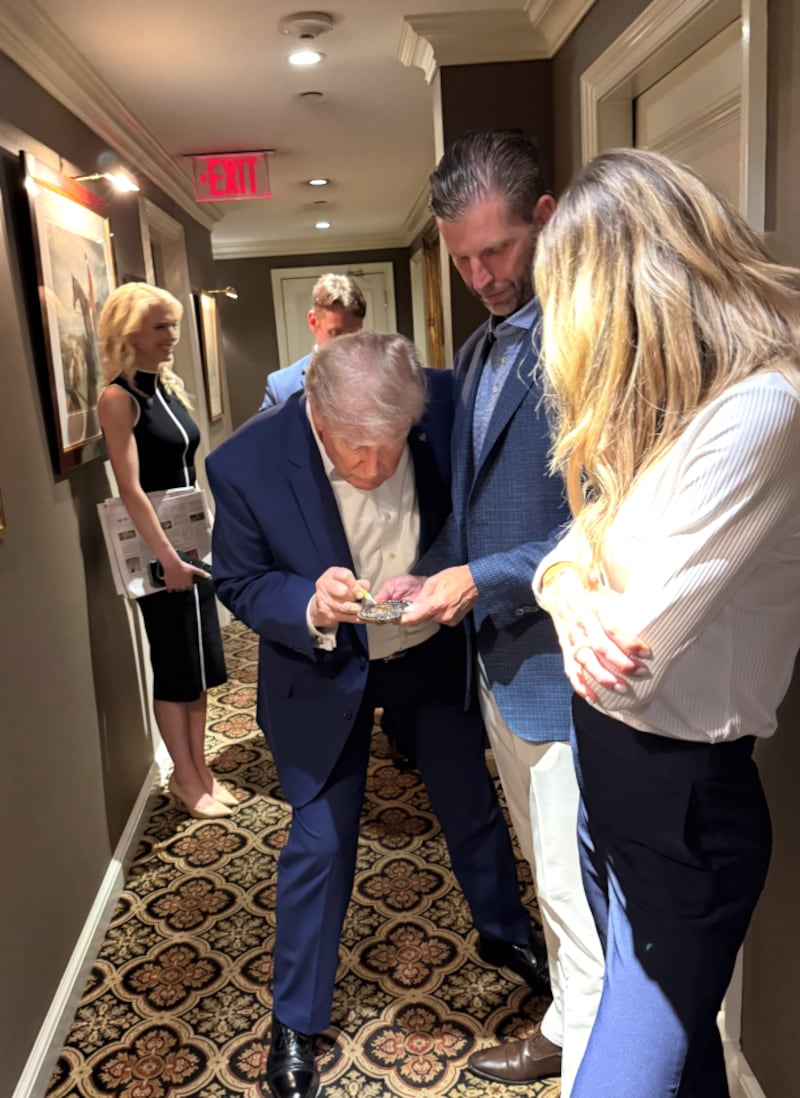 Harp standing behind the president in Lara Trump’s photo.