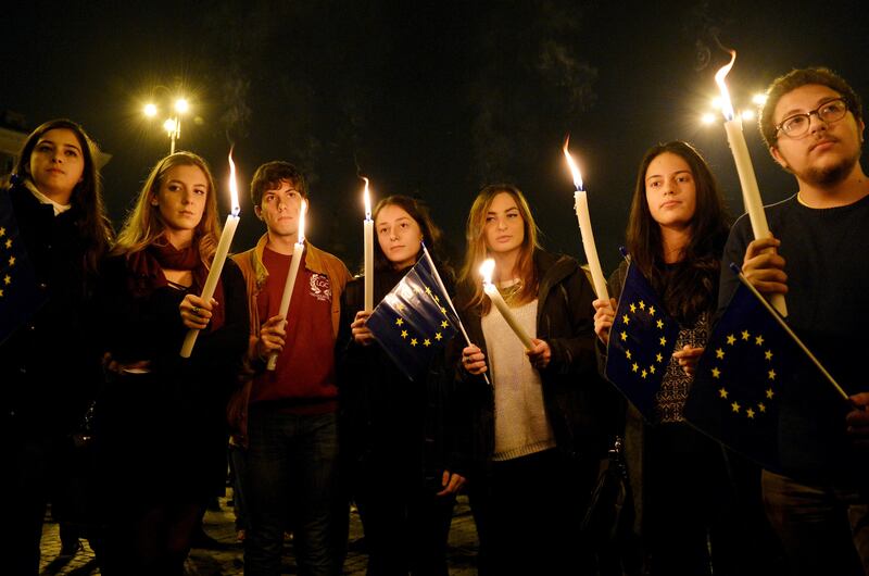 galleries/2015/11/14/city-in-mourning-paris-reacts-to-the-aftermath-of-terror-photos/151114-world-mourns-paris-08_oijq13