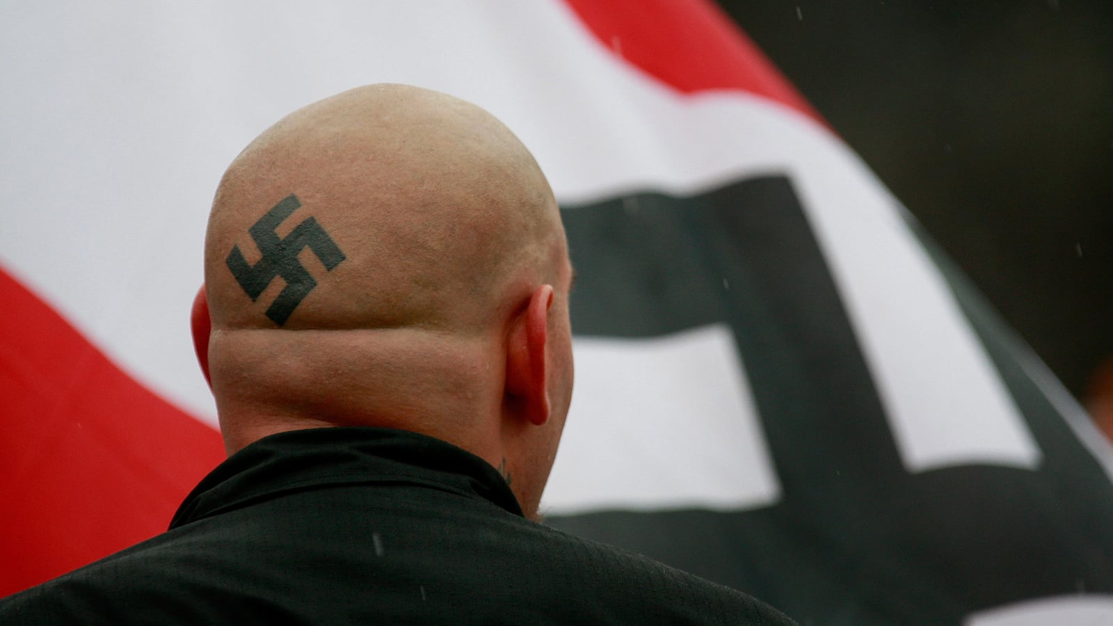 191225-sexton-neonazis-us-tease_qwt3pn