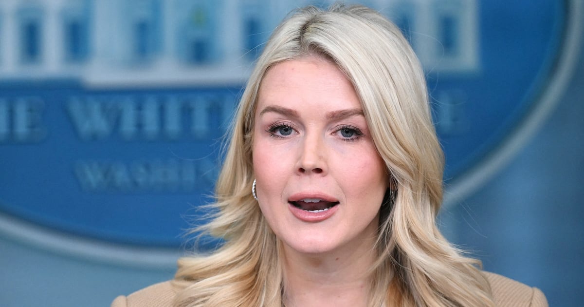 Wütender Leavitt bricht zusammen, nachdem er wegen ICE herausgefordert ...