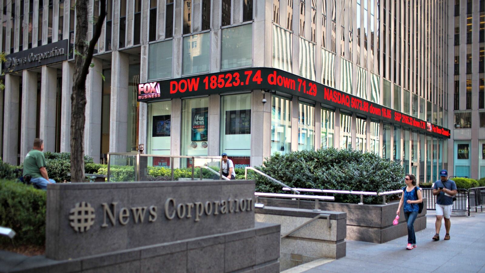 cheats/2017/04/04/another-black-employee-sues-fox-news/170329-fox-news-cheat_mepyyi