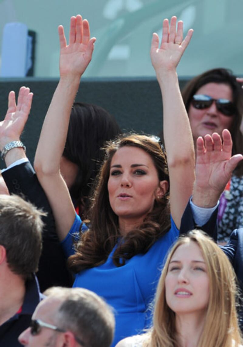articles/2012/08/02/kate-and-william-join-mexican-wave-at-wimbledon/will-kate-tennis2_rhjyhg