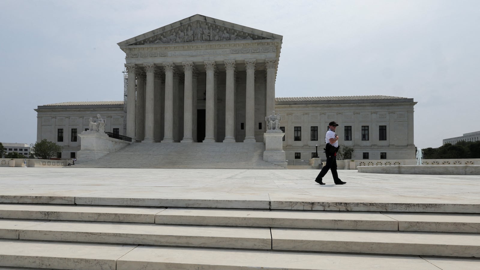 2023-07-20T090028Z_2052337218_RC2ST1AQ09MV_RTRMADP_3_USA-COURT-ETHICS_he5awb