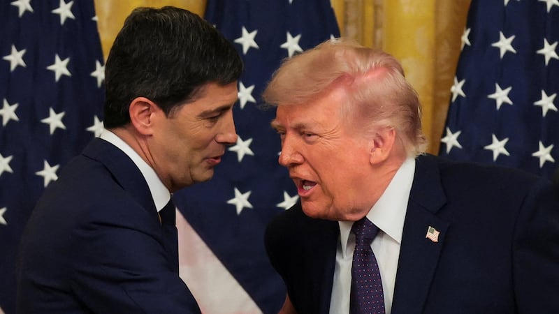 U.S. President Donald Trump shakes hands with the new Federal Reserve Chair Kevin Warsh after he was sworn in by U.S. Supreme Court Justice Clarence Thomas, in the East Room at the White House in Washington, D.C., U.S., May 22, 2026. REUTERS/Jonathan Ernst