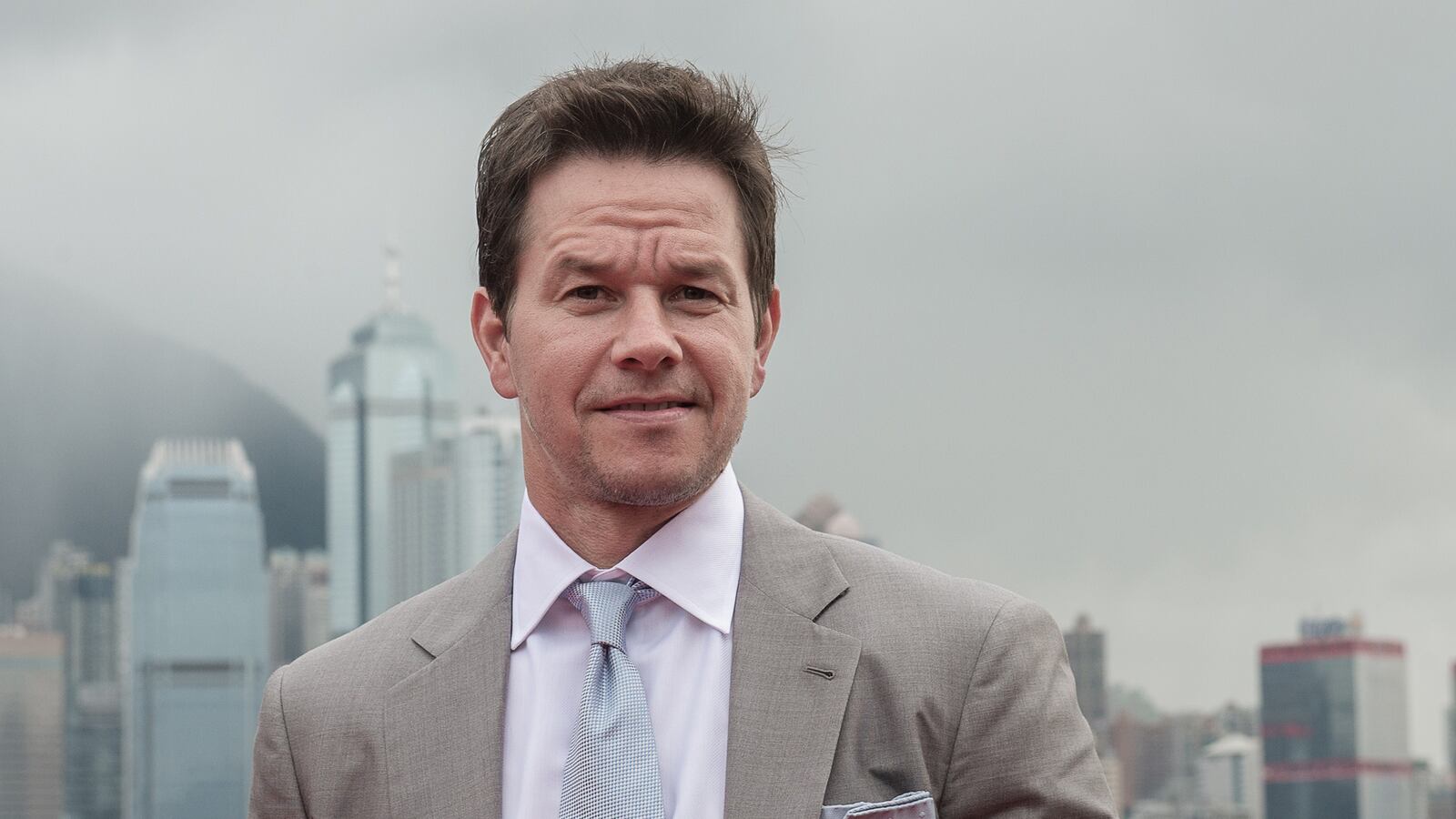 articles/2014/12/09/lapd-foundation-mark-wahlberg-would-make-a-good-reserve-cop/141209-swin-wahlberg-tease_ddrrhu