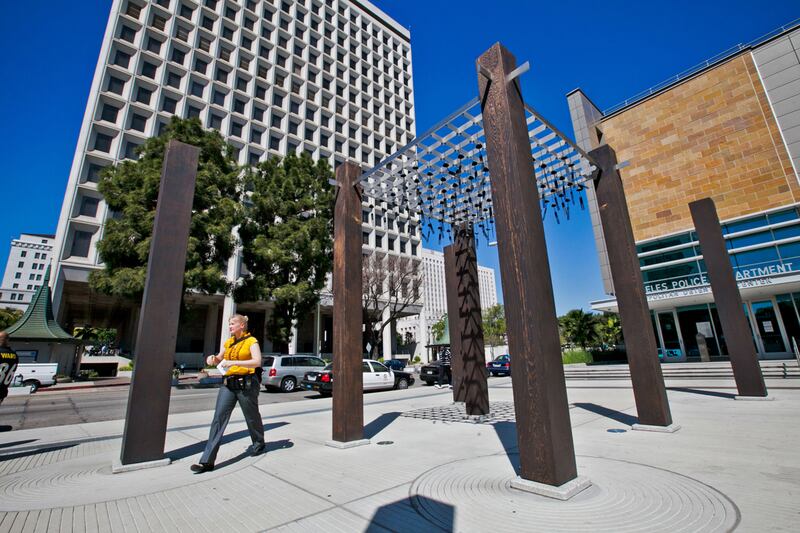 galleries/2012/04/27/los-angeles-riots-pictures-twenty-years-later-photos/la-riots-before-after-8a_uh7rcy