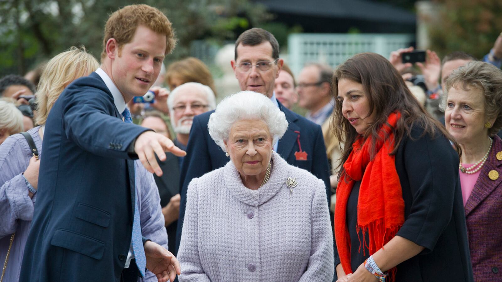 articles/2013/05/21/royals-descend-on-chelsea-flower-show/queen-garden_amiwlq