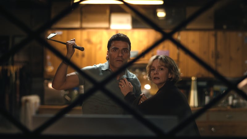 Oscar Isaac as Josh Martin, Carey Mulligan as Lindsay Crane-Martin in Beef.