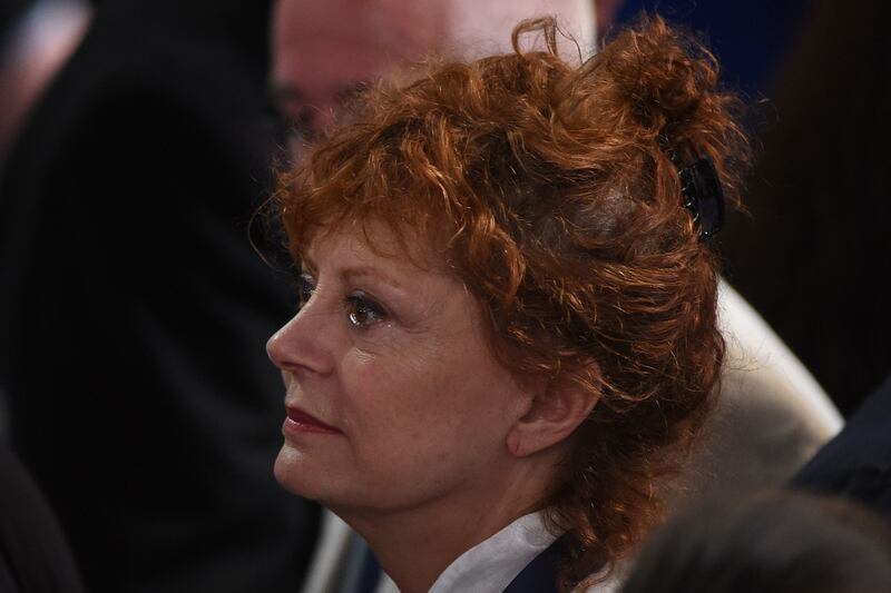 articles/2016/07/25/sarah-silverman-once-an-artist-for-bernie-rallies-for-hillary-at-dnc/160725-swin-dnc-celebrities-tease-2_se04bd