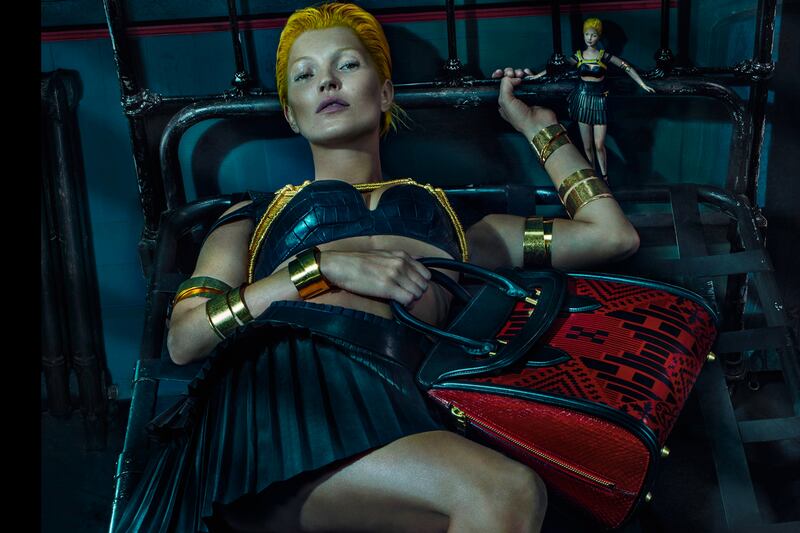 articles/2014/01/27/kate-moss-sinister-mcqueen-campaign-anne-hathaway-has-a-new-stylist/140127-kate-moss-mcqueen-cheat_nmoijf